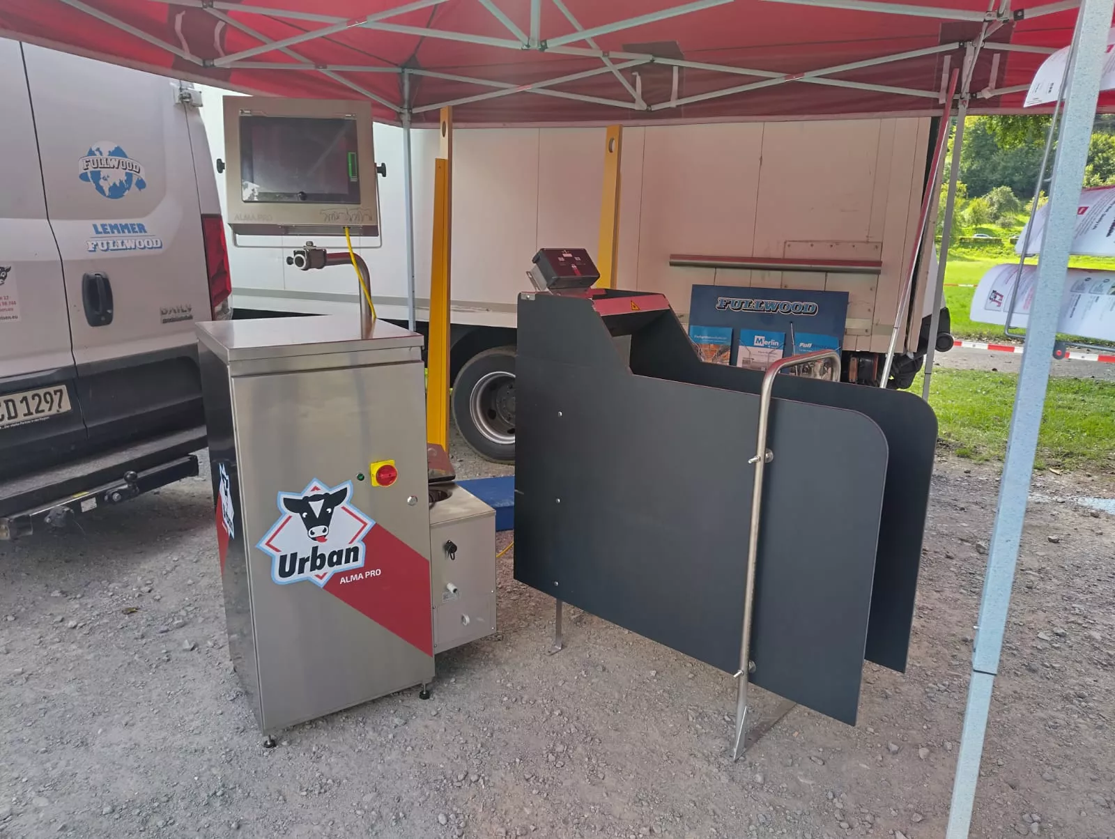 Urban Alma Pro Fütterungsstation unter einem Messezelt